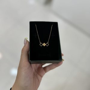 گردنبند متصل گل ونکلیف